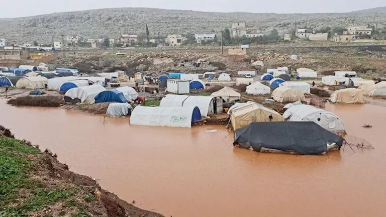 سوريا.. تضرر 931 عائلة بريف إدلب جراء الفيضانات والعواصف
