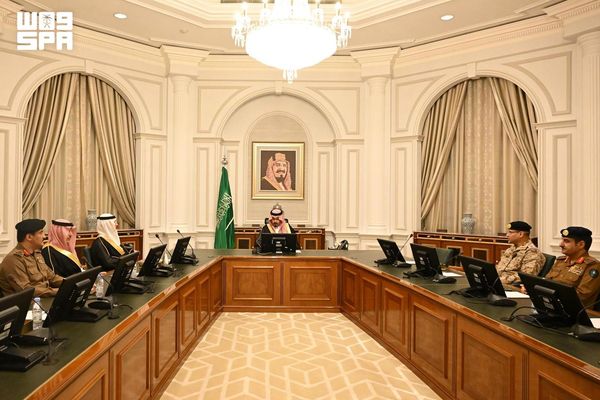 أمير المدينة المنورة يترأس اجتماع أعضاء اللجنة الأمنية الدائمة للحج والعمرة