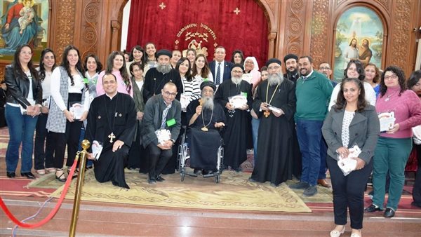 الأنبا إبرام يكرم الحاصلين على الماجستير والدكتوراه في إيبارشية الفيوم