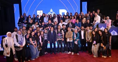 رئيس جامعة القاهرة يجرى حوارا مع الطلاب بختام اليوم الثانى لملتقى التوظيف