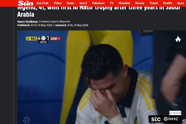 دموع رونالدو تُشعل صحف العالم