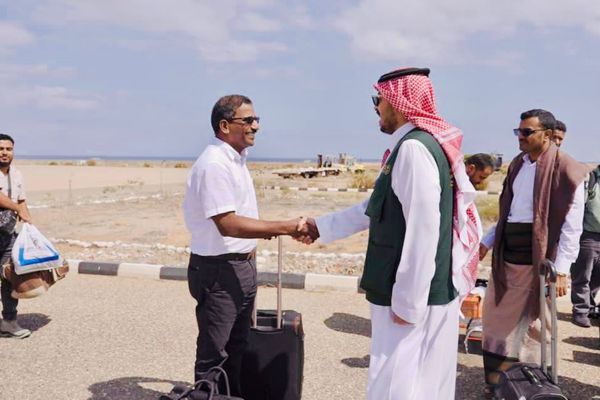 فريق فني سعودي يعيد الكهرباء إلى محطات سقطرى