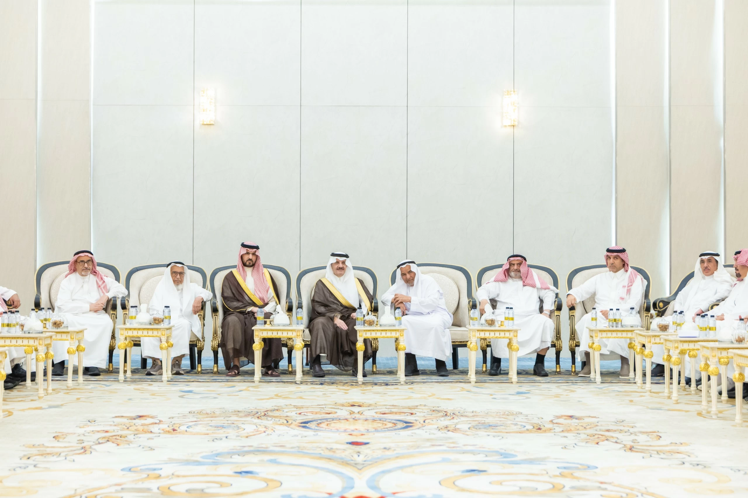 أمير المنطقة الشرقية ونائبه يقدمان التعازي لأسرة المجدوعي