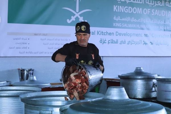 المملكة تدشن المطبخ المركزي في غزة لإنتاج 24,000 وجبة ساخنة يوميًا