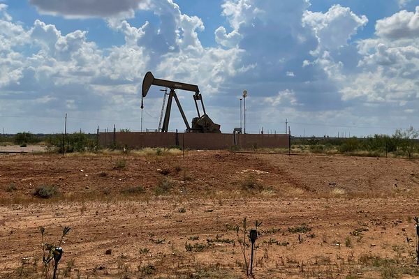 النفطُ يتراجع مع ترقّب تطوّر المُحادثات بين أمريكا وإيران