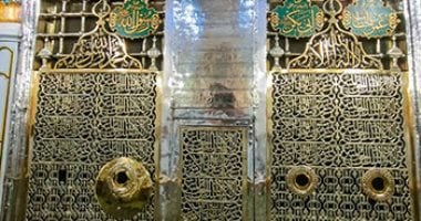 الإفتاء تحذر من إطلاق اللسان بغير الأدب مع الوالدين الكريمين لرسول الله