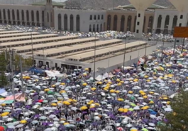 توافد ضيوف الرحمن إلى مسجد نمرة للاستماع إلى خطبة عرفة وأداء صلاتي الظهر والعصر