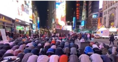 المسلمون حول العالم يحتفون بشهر الصوم.. صلاة وإفطار فى مسجد بودابست.. مسلمو نيويورك يؤدون صلاة التراويح فى تايمز سكوير بمنهاتن ووجبات إفطار للصائمين.. والمئات يرفعون الشعائر فى مسجد لندن المركزى