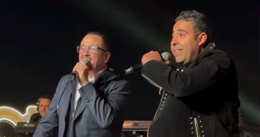 هشام عباس يحتفل بعيد ميلاد محمد عدوية فى سهرة رمضانية ويغنيان ناري ناري