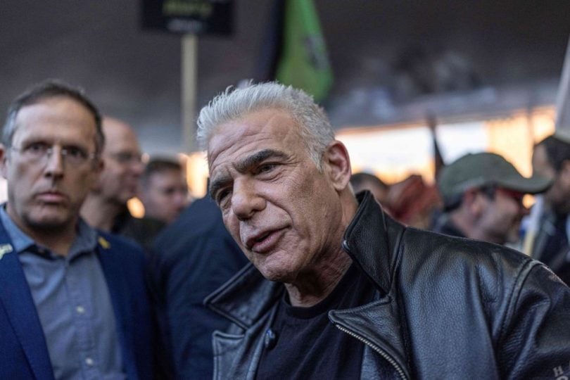 لبيد يحرض على قصف حقول النفط ومحطات الطاقة بإيران لإسقاط النظام