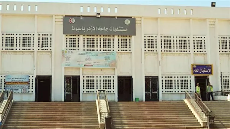 نجاح جراحة معقدة لتصحيح تحدب الفقرات لشاب بمستشفى أزهر أسيوط الجامعي