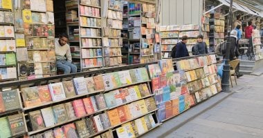 إعادة إحياء شارع النبى دانيال بالإسكندرية بين تطوير العمارة وتنظيم حركة المرور.. فرحة المواطنين بالتقاط الصور التذكارية فى الشارع كأنه قطعة من أوروبا.. والصحف القديمة والنادرة تُزيين منطقة الباعة