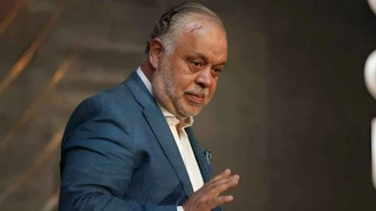 مذيع يثير الجدل في عزاءات الفنانين.. وأشرف زكي يتدخّل للتحقيق