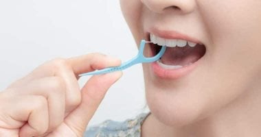 تنظيف الأسنان قبل أم بعد الإفطار.. أطباء يوضحون التوقيت الصحيح