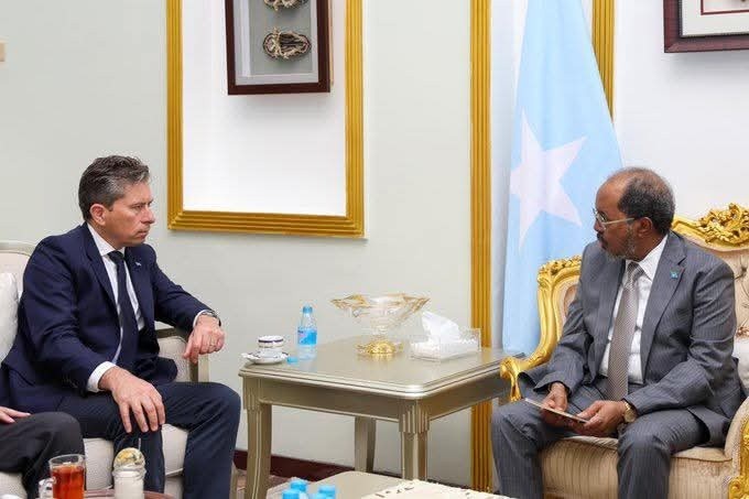 الرئيس الصومالي يلتقي منسق الأمم المتحدة للشؤون الإنسانية لمناقشة الاستجابة الإغاثية