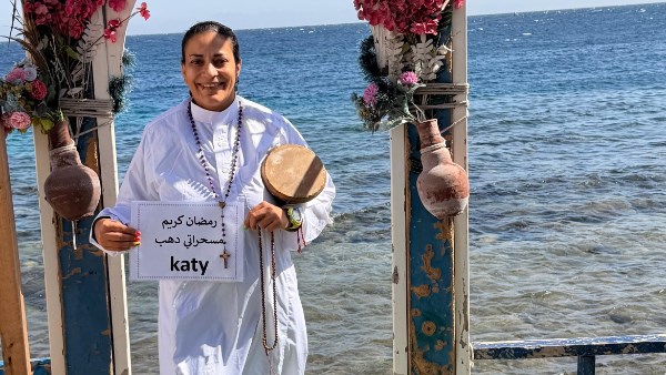 من أعماق البحر إلى شوارع دهب.. أول مسحراتية مسيحية: رمضان فرصة لتعزيز التآلف والمودة داخل المجتمع