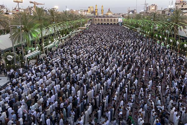 بالصور.. آلاف المؤمنين يؤدون صلاة عيد الأضحى في بين الحرمين الشريفين