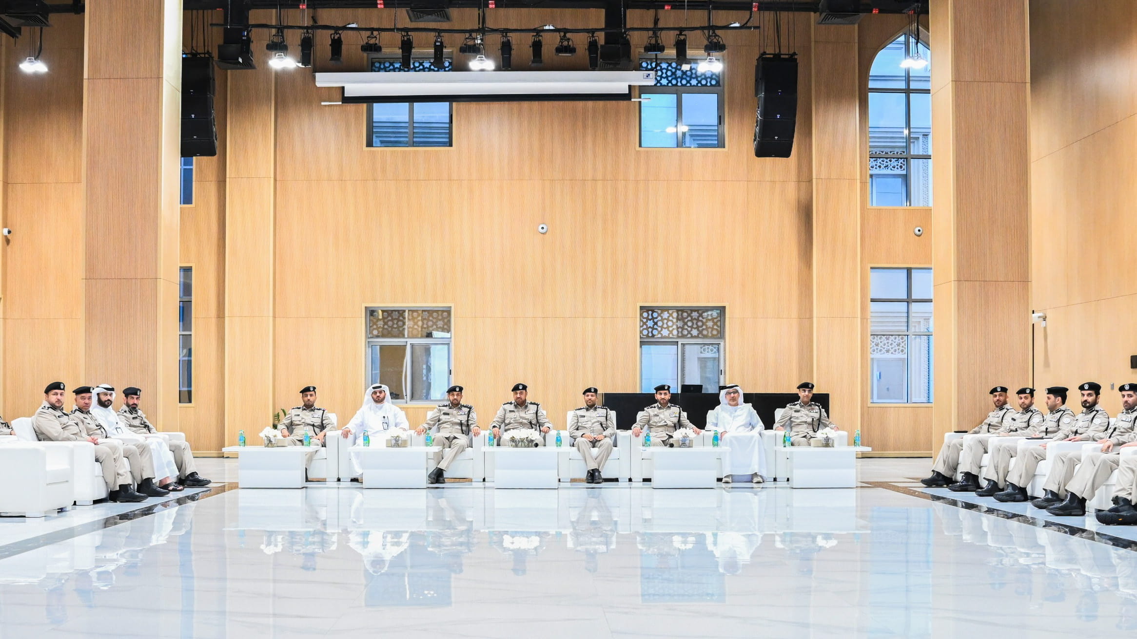 مجلس قيادة شرطة الشارقة يبحث مواصلة تعزيز الأداء الأمني والمؤسسي