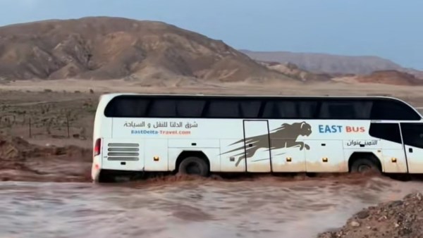 الأتوبيس مال بالركاب بسبب السيول | حادث طارئ في سانت كاترين