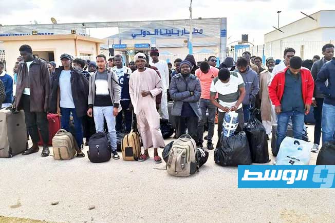 ترحيل 54 مهاجرا سودانيا عبر مطار بنينا