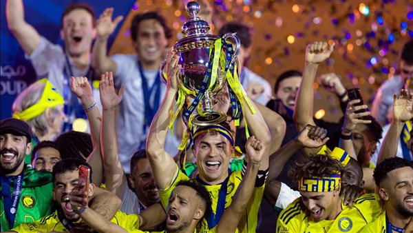رونالدو يصنع المجد ويرفع كأس دوري روشن السعودي مع النصر (فيديو وصور)
