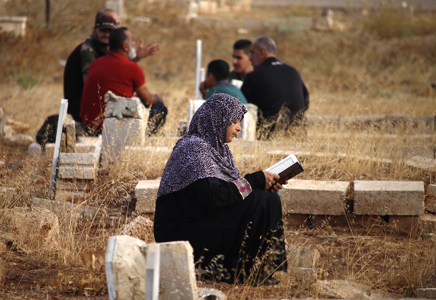 حكم زيارة قبر الوالدين كل جمعة وقراءة القرآن لهما