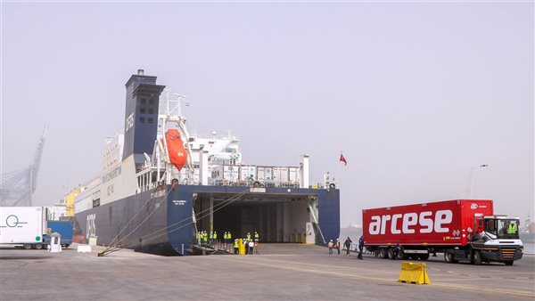 ميناء دمياط يستقبل 17 ألف طن بضائع خلال 24 ساعة