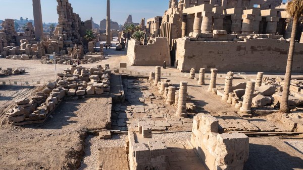 مفاجأة خلف أسوار الكرنك.. لوحة للإمبراطور تيبيريوس تظهر أثناء ترميم بوابة الملك رمسيس الثالث