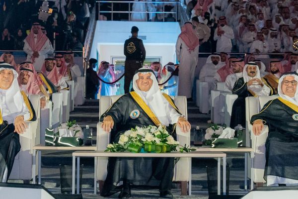 محافظ الأحساء يشهد حفل تخريج 10 آلاف خريج وخريجه في جامعة الملك فيصل