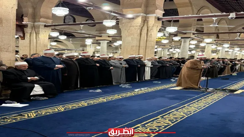 بروايات«حفص ابن وردان وابن ذكوان وشعبة».. أئمة قبلة الجامع الأزهر يؤدون صلاة التراويح في الليلة السابعة والعشرين من رمضان