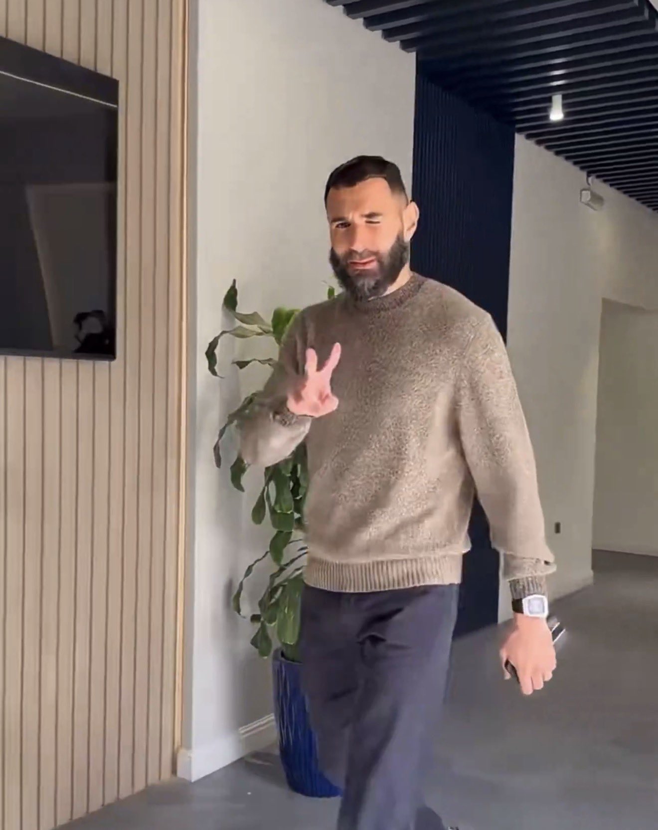 بنزيما يلفت الأنظار بعلامة «النصر»