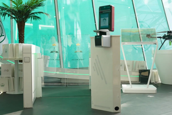 الداخلية تستعرض خدمة "البوابات الإلكترونية اللاتلامسية" في معرض الدفاع العالمي