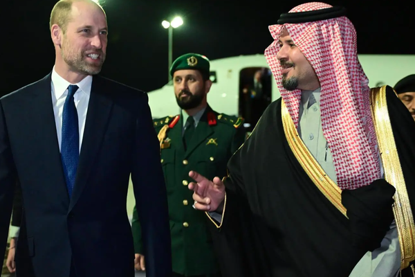 ولي عهد بريطانيا يصل إلى محافظة العلا