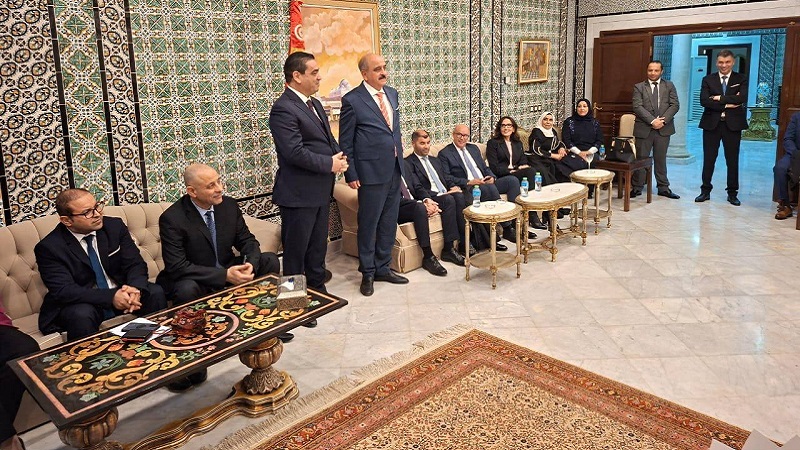 وزير الخارجية يلتقي عددا من أفراد الجالية التونسية بالسعودية
