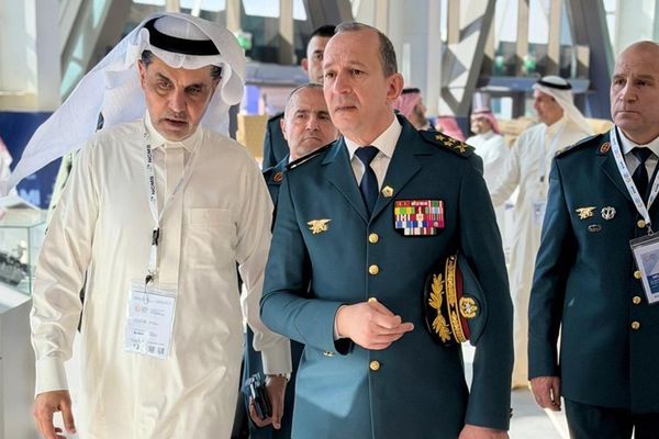 قائد الجيش زار السعودية واطلع على أحدث التقنيات في مجال صناعة الدفاع والأمن والتقى