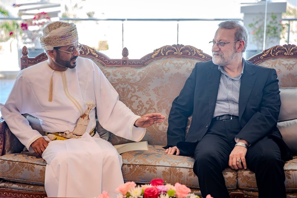 لاريجاني يبحث في مسقط مستجدات المفاوضات الإيرانية–الأميركية ودور الوساطة العُمانية