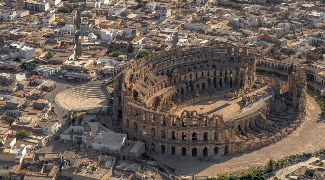 قصر الجم: البنايات تقترب من المسرح التاريخي ونداء عاجل للسلطات