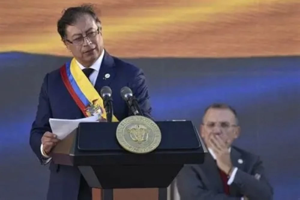 هرب للبحر لمدة 4 ساعات.. رئيس كولومبيا ينجو من محاولة اغتيال