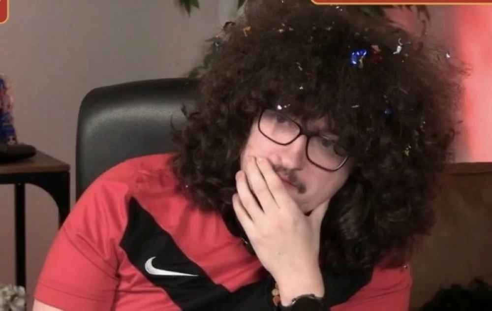 حلم الحلاق يتأجل.. تعادل وست هام يعيد مشجع مانشستر يونايتد الشهير إلى نقطة البداية