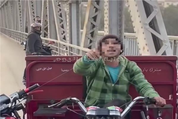 عكس الاتجاه على كوبري كفر الجزار.. مباحث بنها تنهي مغامرة تروسيكل متهور