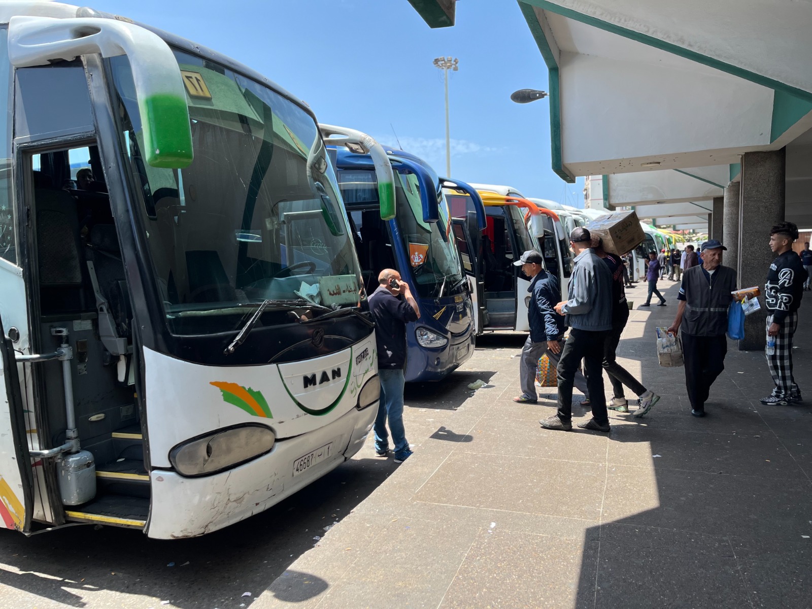 نقل المسافرين بالمغرب.. “جزر معزولة” تفتقد لسلطة ضبط وتغرق في عشوائية التدبير