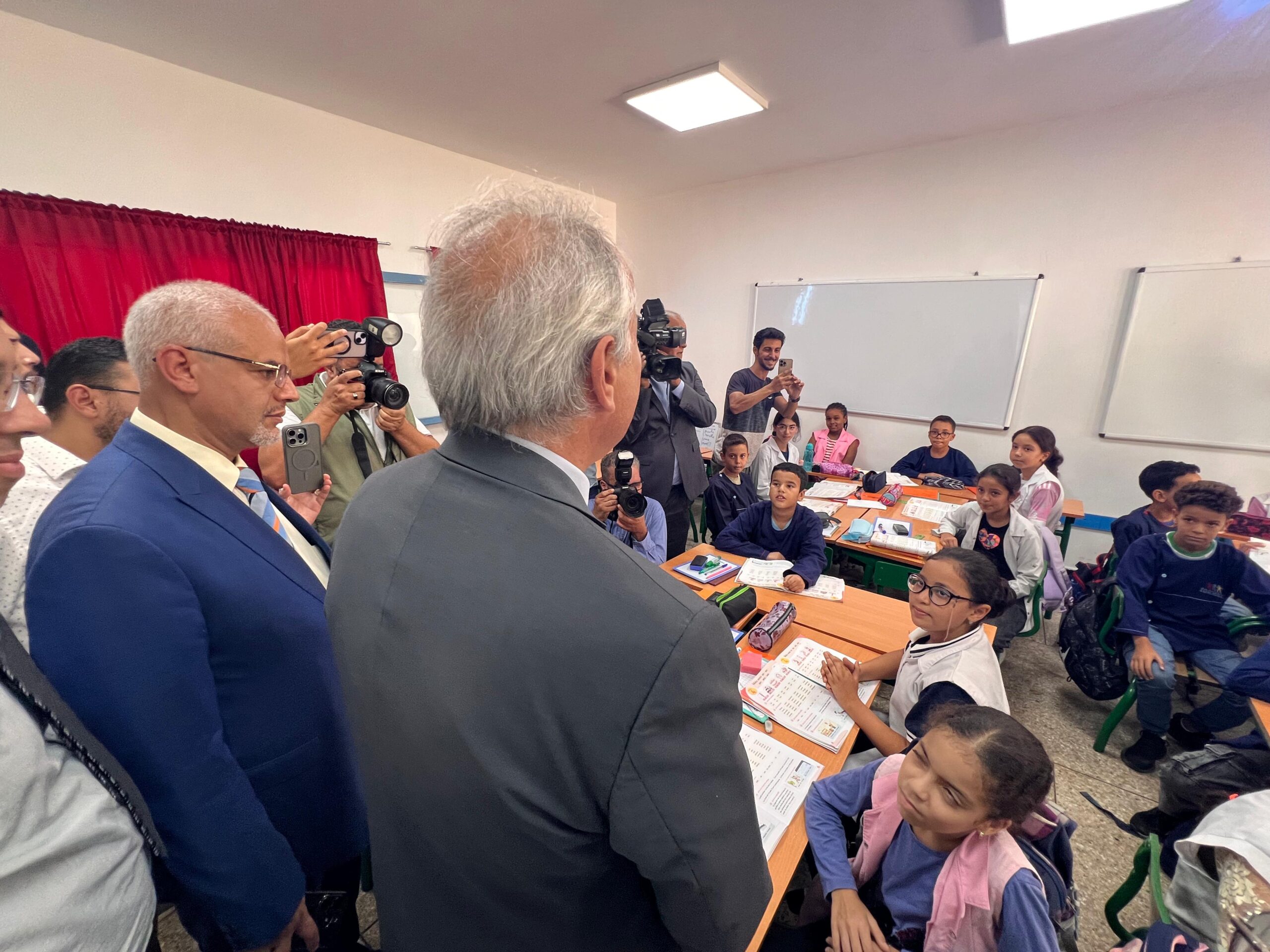 صفقات بـ 3.5 مليار لتزويد مدارس الريادة بـ3 جهات بآلاف السبورات المتطورة