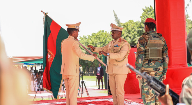 القائد الجديد للجيش الصومالي يتولى رسميا مهام منصبه