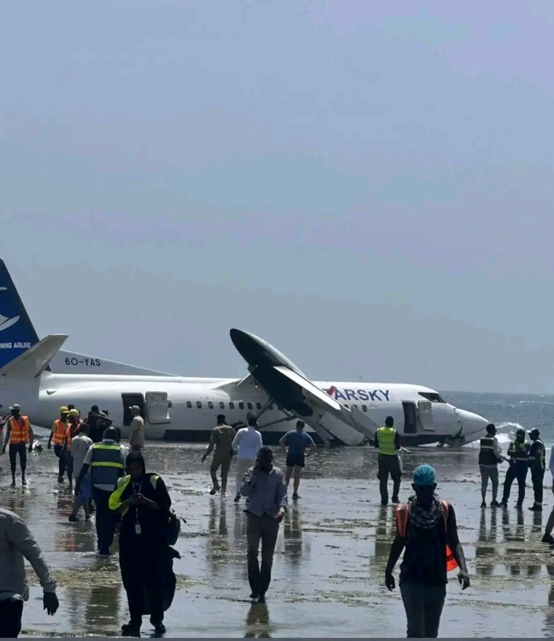 سقوط طائرة ركاب بعد وقت قصير من إقلاعها من مطار مقديشو ونجاة جميع الركاب