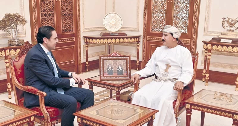 وزير المكتب السلطاني يستقبل السفير اللبناني