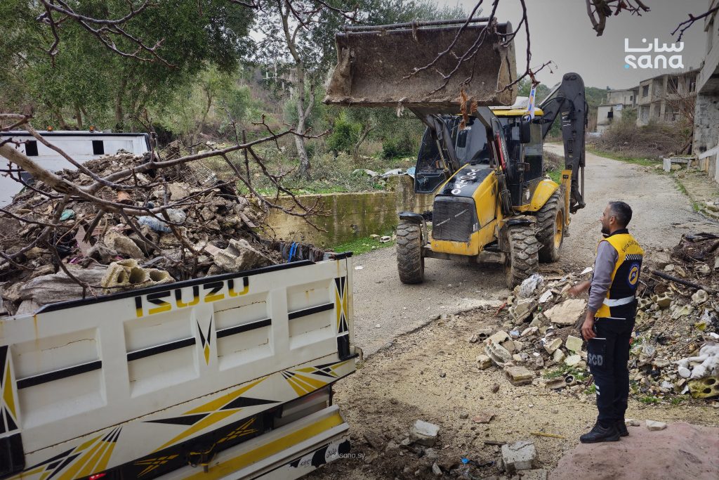بدء المرحلة الأخيرة من إزالة الركام وفتح الطرقات في قرى جبل الأكراد بريف اللاذقية