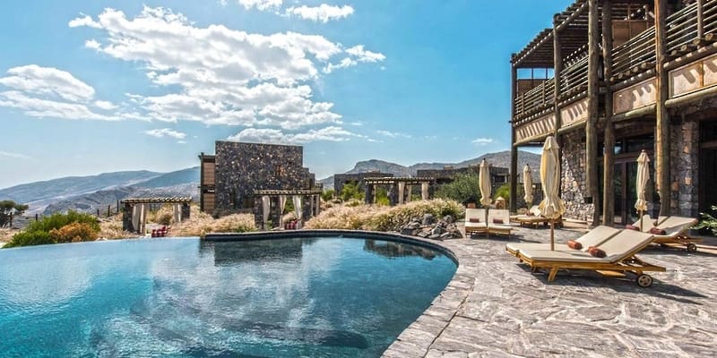 انتعاش سياحي غير مسبوق: فنادق عُمان تحقق 297 مليون ريال بنهاية 2025!