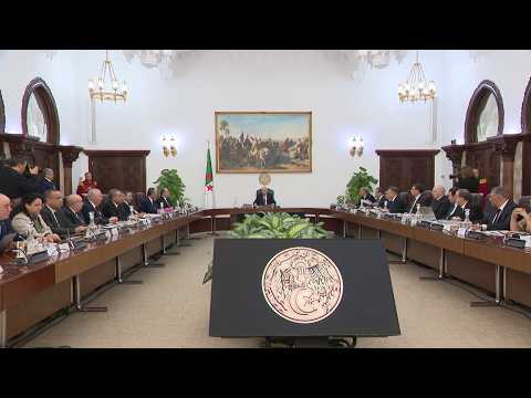 رئيس الجمهورية يترأس اجتماعا لمجلس الوزراء