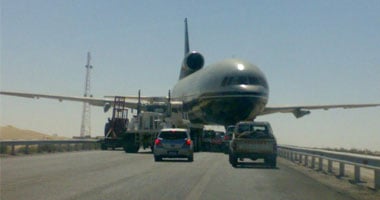 العالم هذا المساء.. هبوط اضطرارى لطائرة وسط شارع مزدحم بولاية جورجيا.. وبحر البلطيق المغطى بالجليد أيقونة السياحة الشتوية فى بولندا.. وإقبال كبير من الزوار.. واندلاع حريق بمطار هونج كونج ولا إصابات.. 