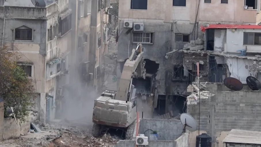 الاحتلال يصعّد سياسة الهدم في الضفة الغربية ويعتقل 33 فلسطينيا